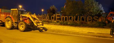 Cortada la carretera en la rotonda de Castelló d'Empúries