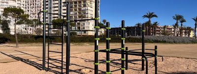 Se instalan en Empuriabrava tres nuevos espacios de calistenia para fomentar el deporte al aire libre