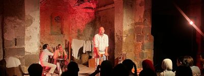 El alumnado de 4º de ESO del Instituto Escuela El Bruel-Empuriabrava inicia el proyecto «Caminos del exilio» con la obra de teatro Ruido de aviones